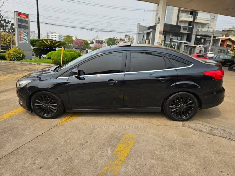 FORD - FOCUS - 2016/2016 - Preta - R$ 64.900,00