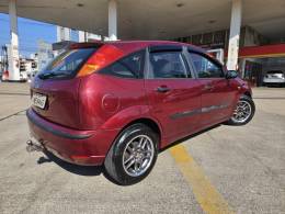 FORD - FOCUS - 2004/2005 - Vermelha - R$ 23.900,00