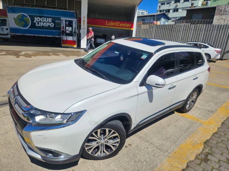 MITSUBISHI - OUTLANDER - 2015/2016 - Branca - R$ 127.900,00