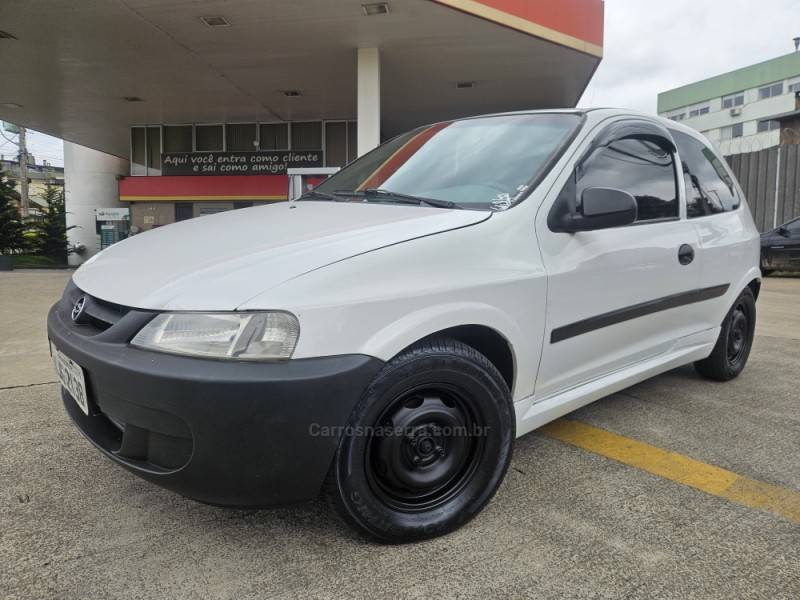 CHEVROLET - CELTA - 2001/2001 - Branca - R$ 13.900,00