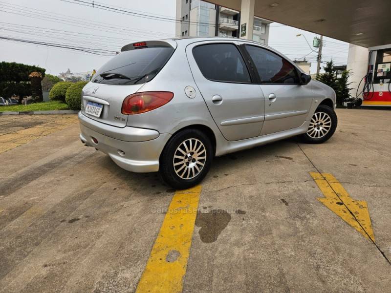 PEUGEOT - 206 - 2004/2004 - Prata - R$ 15.500,00