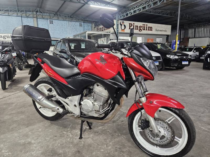 HONDA - CB 300R - 2011/2011 - Vermelha - R$ 12.500,00