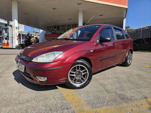 FORD - FOCUS - 2004/2005 - Vermelha - R$ 23.900,00