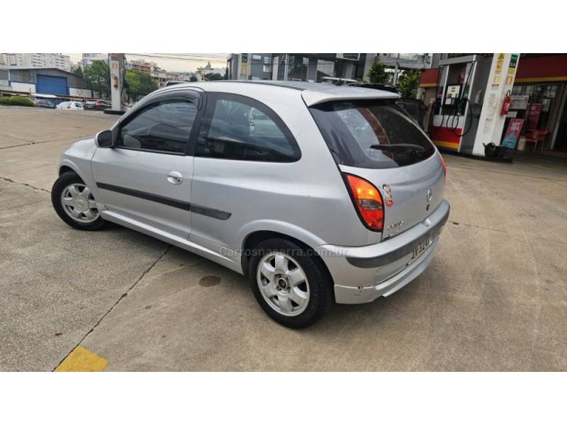 CHEVROLET - CELTA - 2001/2001 - Prata - R$ 12.900,00