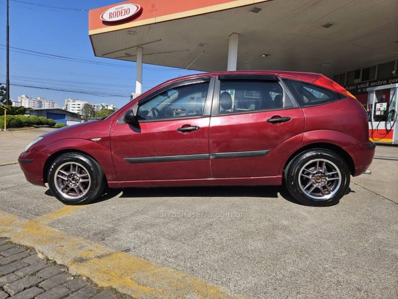 FORD - FOCUS - 2004/2005 - Vermelha - R$ 23.900,00