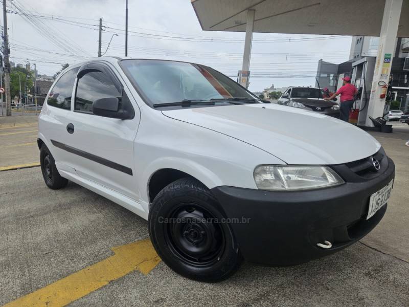 CHEVROLET - CELTA - 2001/2001 - Branca - R$ 13.900,00