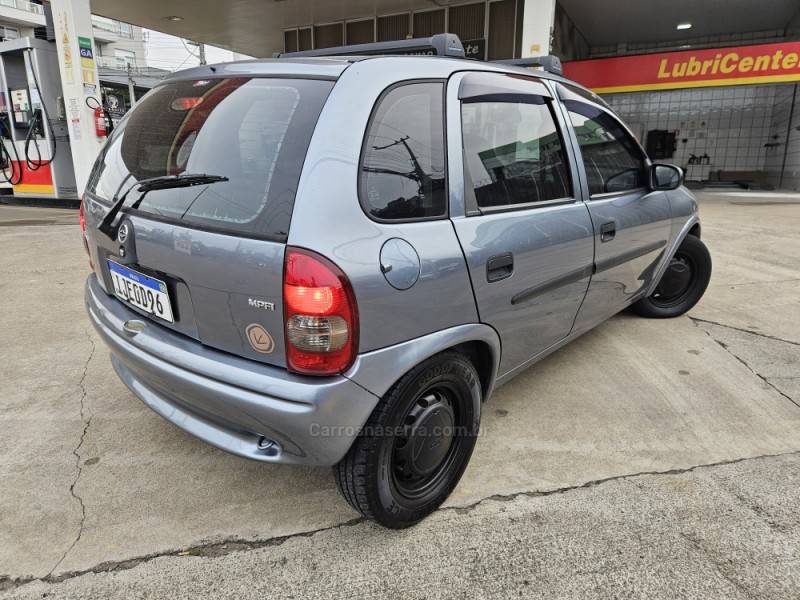 CHEVROLET - CORSA - 2000/2000 - Cinza - R$ 17.900,00