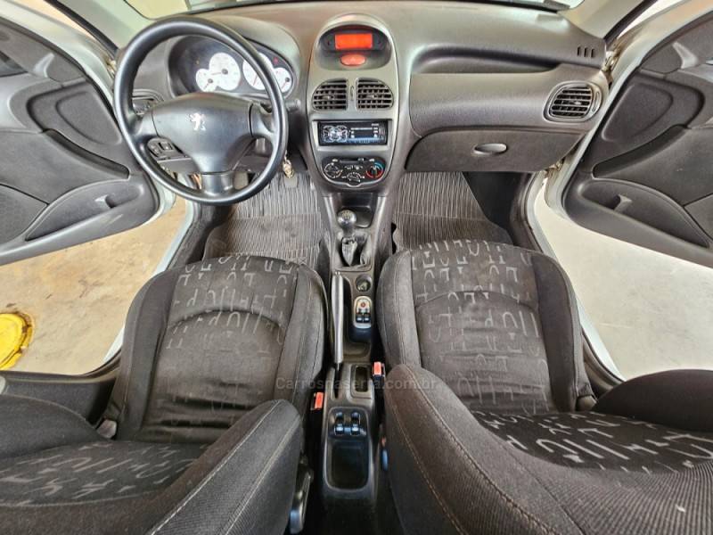 PEUGEOT - 206 - 2004/2004 - Prata - R$ 15.500,00